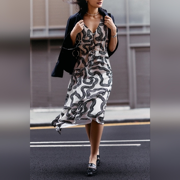 Reistor x Madewell Deep V-neck Gathered Dress in Black Stripes - Picture 3 of 12